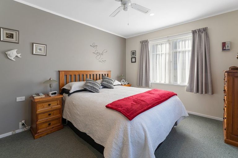 Photo of property in 44 Hookway Grove, Paraparaumu, 5032