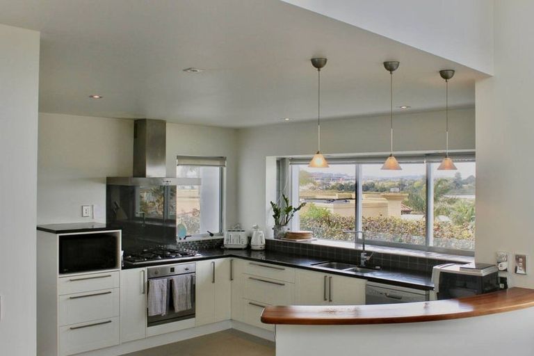 Photo of property in 15 Courtneys, West Harbour, Auckland, 0618