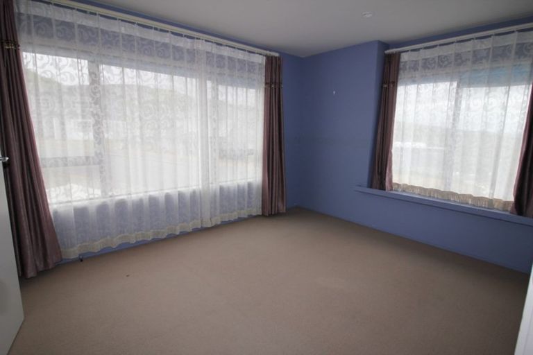 Photo of property in 28 Tamworth Crescent, Newlands, Wellington, 6037