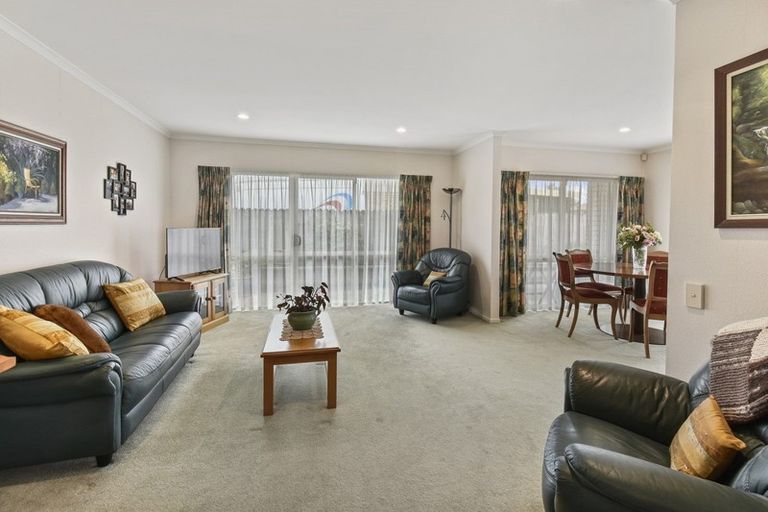 Photo of property in 13 Montilla Place, Manurewa, Auckland, 2102