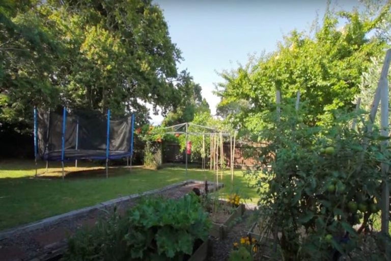 Photo of property in 100 Roberts Road, Te Atatu South, Auckland, 0610