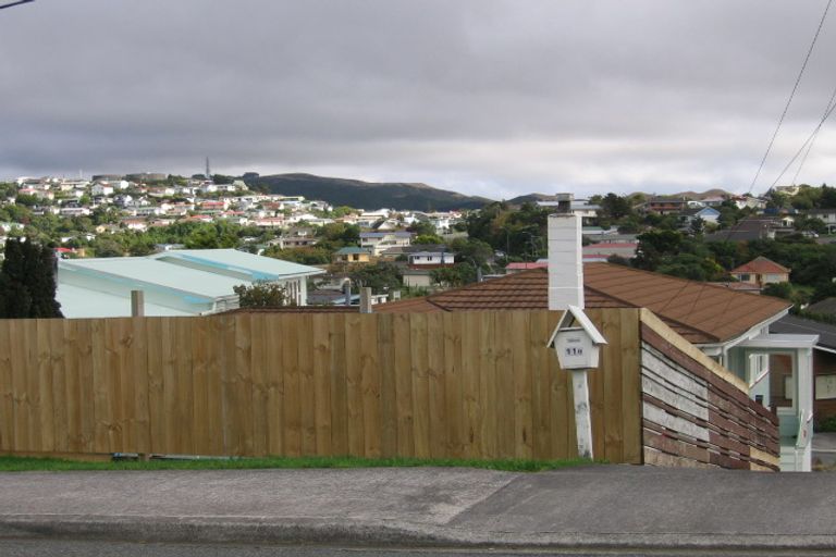 Photo of property in 11 Warrington Grove, Newlands, Wellington, 6037