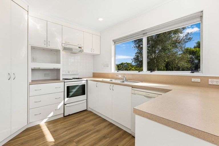 Photo of property in 33 Sunvue Road, Glen Eden, Auckland, 0602