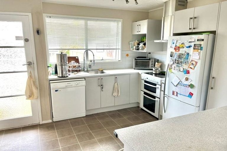 Photo of property in 16 Jenanne Place, Totara Vale, Auckland, 0629