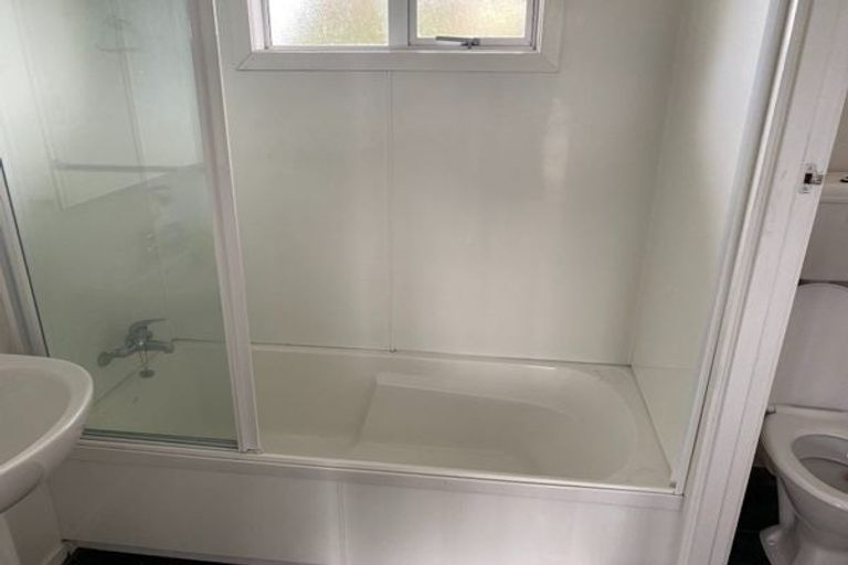 Photo of property in 2/118 Waimumu Road, Massey, Auckland, 0614