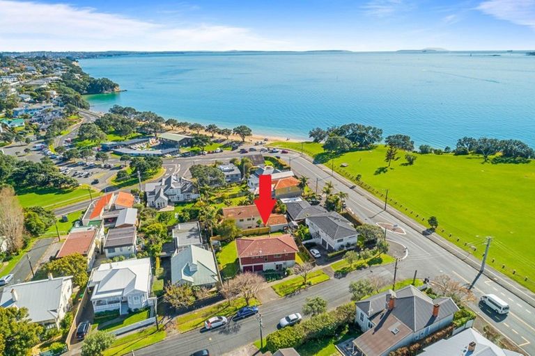Photo of property in 2 Turnbull Road, Narrow Neck, Auckland, 0624