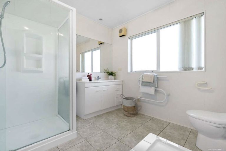 Photo of property in 1/11 Keswick Close, Northpark, Auckland, 2013