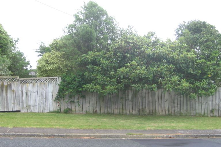 Photo of property in 1/1 Deuxberry Avenue, Northcote, Auckland, 0627