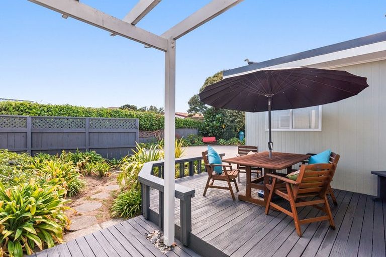 Photo of property in 5 Eruini Street, Waikanae Beach, Waikanae, 5036
