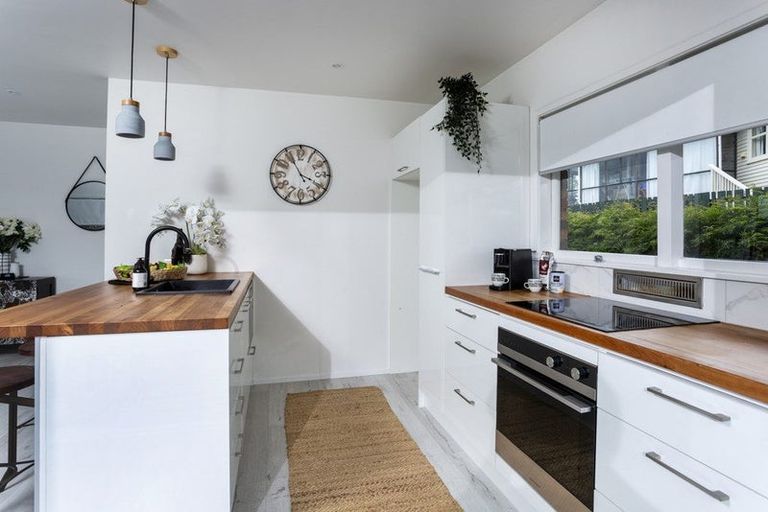 Photo of property in 2/40a Blakeborough Drive, Forrest Hill, Auckland, 0620