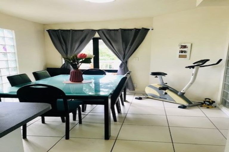 Photo of property in 2/2 Deverell Place, Northcross, Auckland, 0632