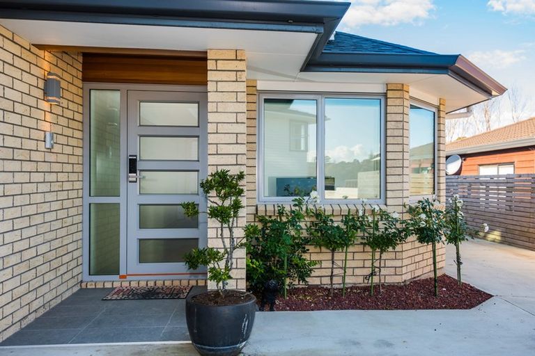 Photo of property in 6a Mchardy Place, Glenfield, Auckland, 0627