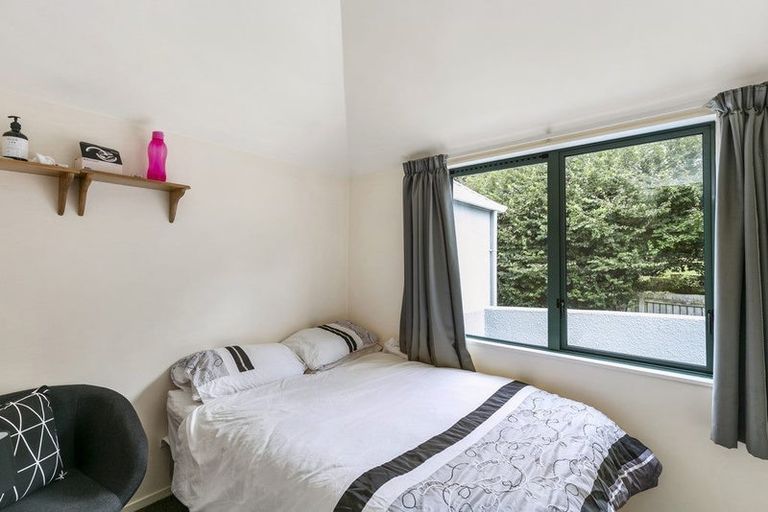 Photo of property in 1 Oak Grove, Mount Cook, Wellington, 6011