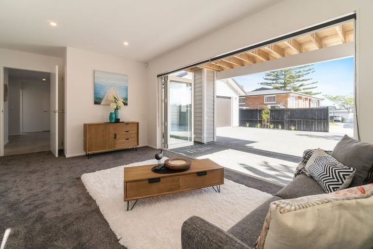 Photo of property in 31a Dawnhaven Drive, Te Atatu Peninsula, Auckland, 0610