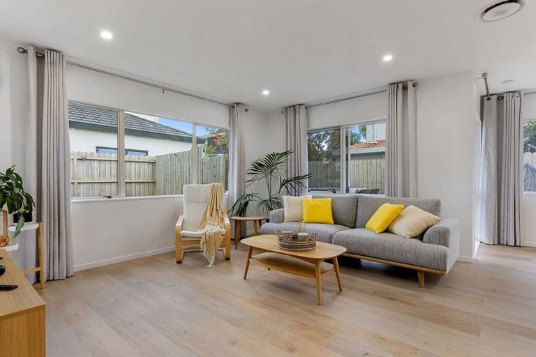 Photo of property in 2/1 Mossop Rise, Glenfield, Auckland, 0629