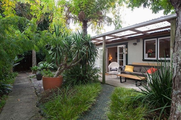 Photo of property in 19 Walmer Road, Point Chevalier, Auckland, 1022