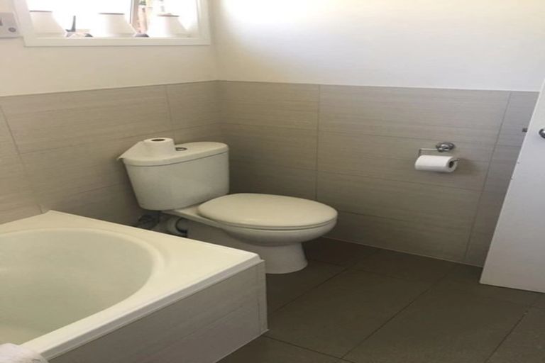 Photo of property in 224 Glamorgan Drive, Northcross, Auckland, 0630