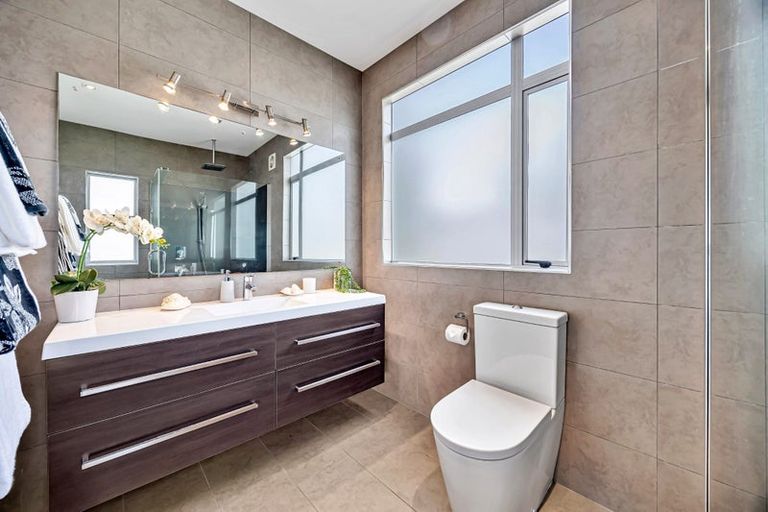 Photo of property in 15 Courtneys, West Harbour, Auckland, 0618