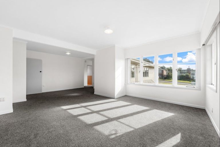 Photo of property in 35 Eastglen Road, Glen Eden, Auckland, 0602