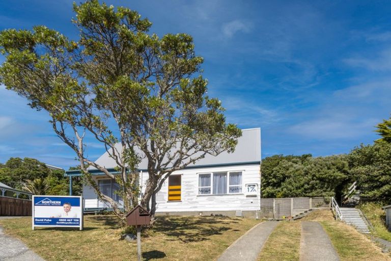 Photo of property in 17a Pimlico Place, Newlands, Wellington, 6037