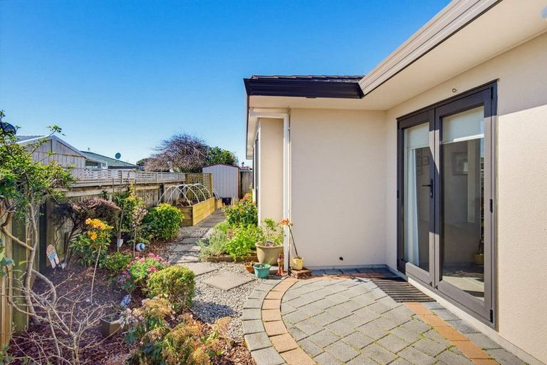 Photo of property in 4 Balmerino Grove, Waikanae, 5036