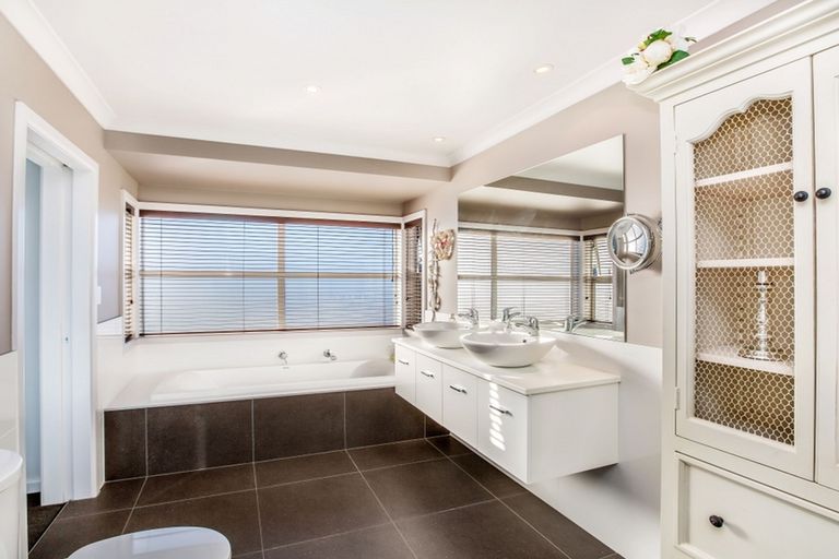 Photo of property in 17 Hinau Street, New Lynn, Auckland, 0600