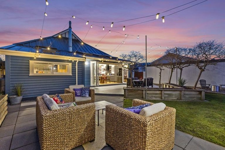 Photo of property in 127 Hargest Crescent, Saint Clair, Dunedin, 9012