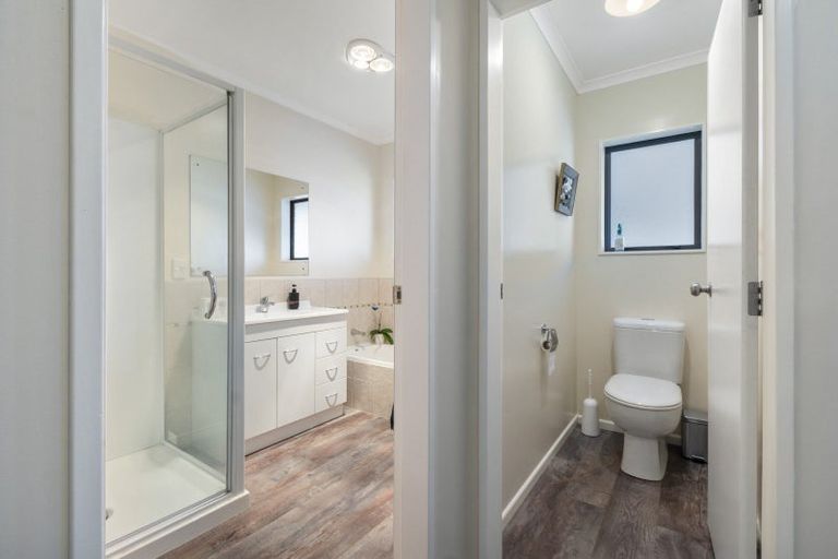 Photo of property in 8 Sunshine Place, Kelvin Grove, Palmerston North, 4414