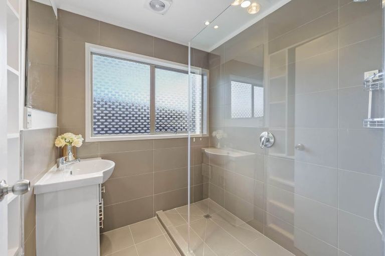 Photo of property in 34 Beechdale Crescent, Pakuranga Heights, Auckland, 2010