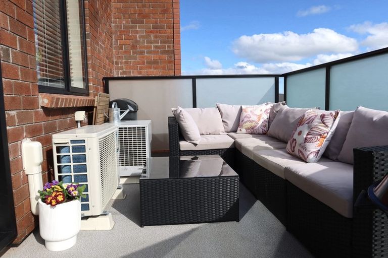 Photo of property in 3/22 Kerewhenua Crescent, Hobsonville, 0616