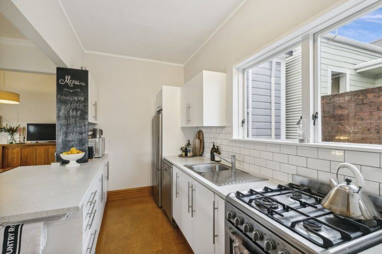 Photo of property in 2 Chatham Street, Berhampore, Wellington, 6023