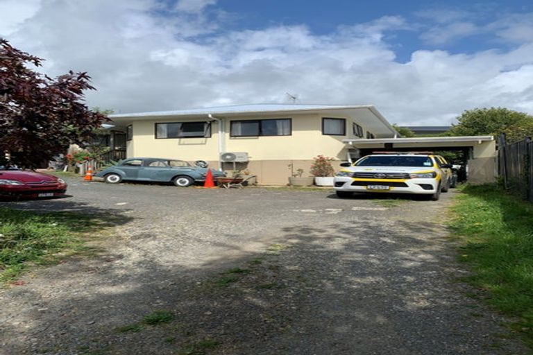 Photo of property in 32 Te Atatu Road, Te Atatu South, Auckland, 0610