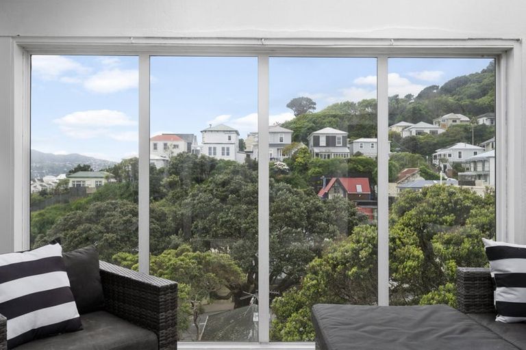 Photo of property in Kingsgate Flats, 10 Austin Street, Mount Victoria, Wellington, 6011