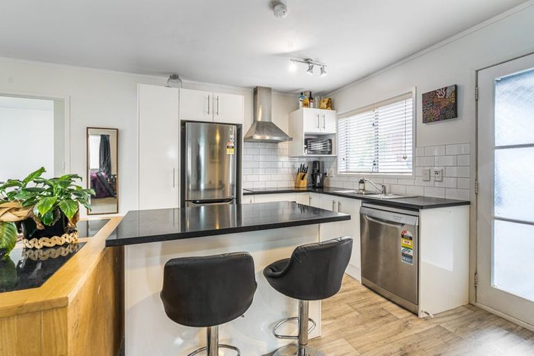 Photo of property in 2/121 Gardner Avenue, New Lynn, Auckland, 0600