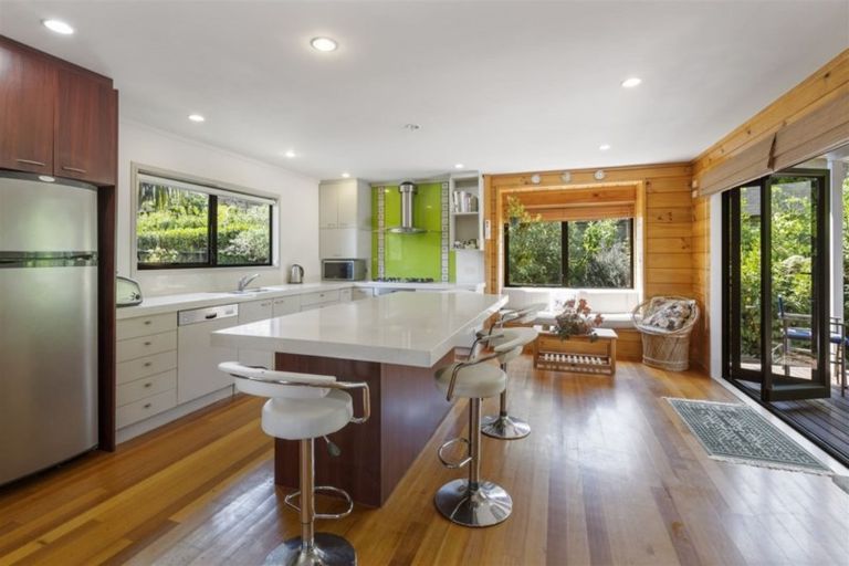 Photo of property in 6 Tasman Avenue, Henderson Valley, Auckland, 0614