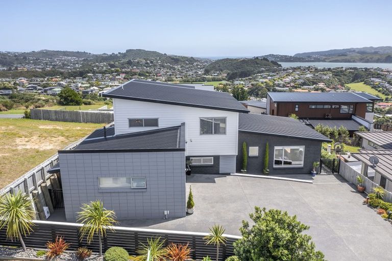 Photo of property in 127 Endeavour Drive, Whitby, Porirua, 5024