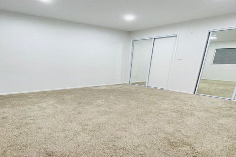 Photo of property in 1/2 Smiths Avenue, Papakura, 2110