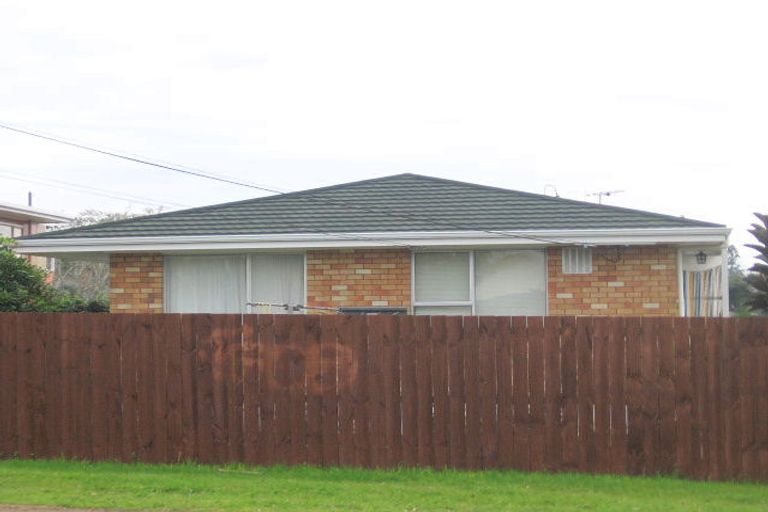 Photo of property in 2/193 Don Buck Road, Massey, Auckland, 0614