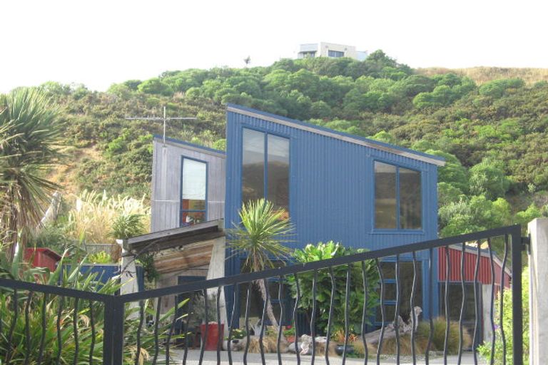 Photo of property in 16 Domanski Crescent, Owhiro Bay, Wellington, 6023
