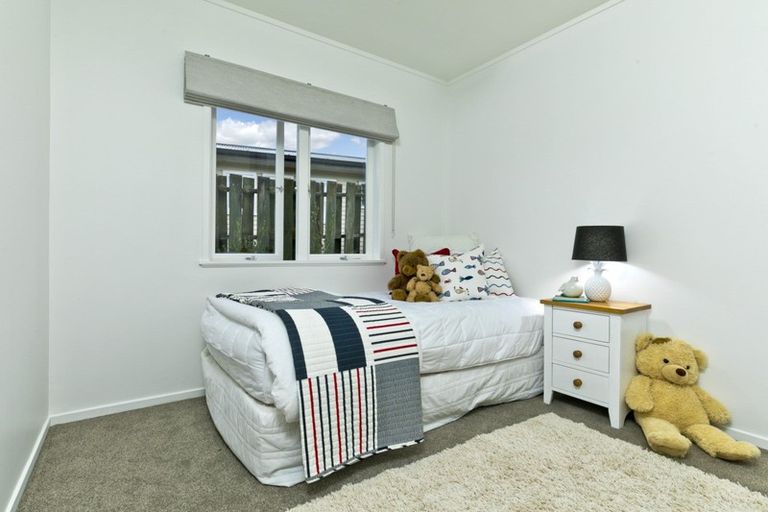 Photo of property in 18 Hellyers Street, Birkdale, Auckland, 0626