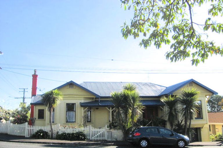 Photo of property in 32 Cameron Street, New Plymouth, 4310