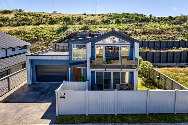 Photo of property in 28 Domett Street, Newlands, Wellington, 6037