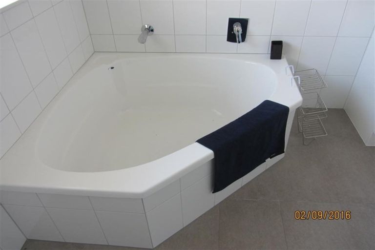 Photo of property in 2 Framalda Place, Conifer Grove, Takanini, 2112