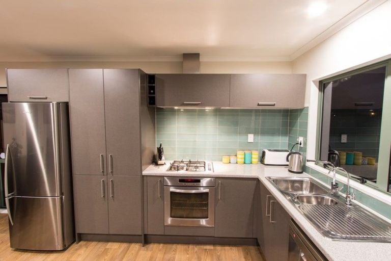 Photo of property in 8a Edgware Road, West Harbour, Auckland, 0618