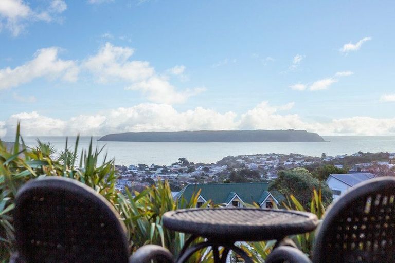 Photo of property in 112 Gloaming Hill, Titahi Bay, Porirua, 5022