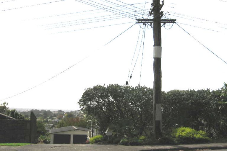 Photo of property in 112 Awaroa Road, Sunnyvale, Auckland, 0612