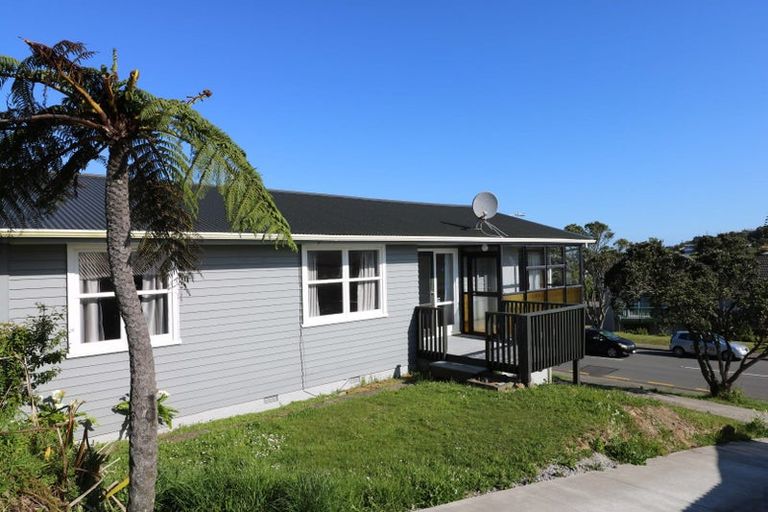 Photo of property in 60 Stewart Drive, Newlands, Wellington, 6037