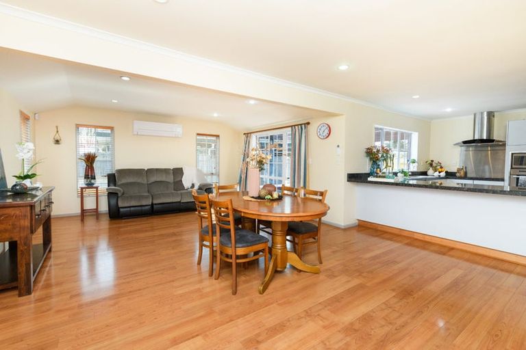 Photo of property in 2 Rosebank Avenue, Kelvin Grove, Palmerston North, 4414