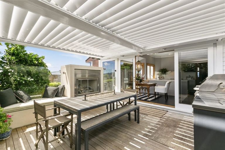 Photo of property in 8 Robieson Lane, Roseneath, Wellington, 6011