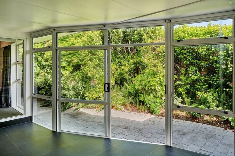 Photo of property in 21 Rewarewa Crescent, Waikanae, 5036